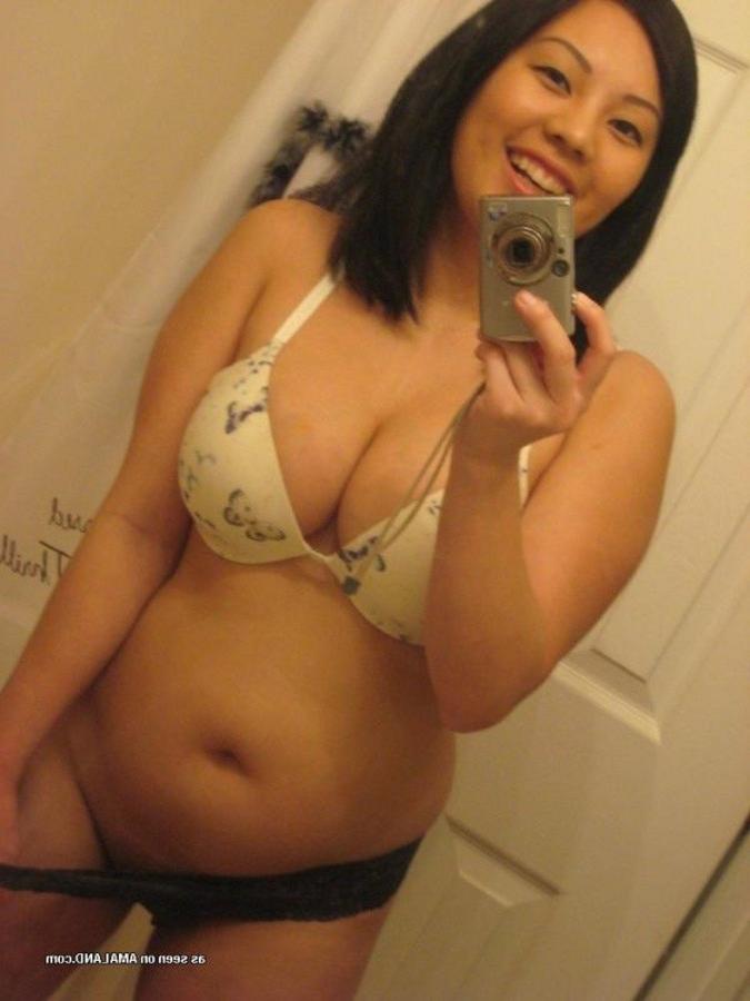 9P Chubby Asian hottie camwhoring and showing her nice ass