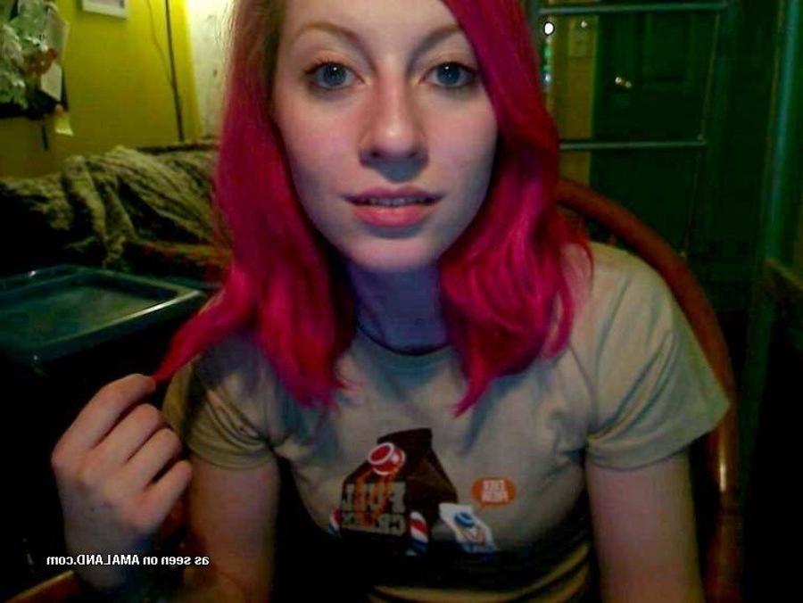 10P Gallery of a pinkhaired punk chick showing her shaved mound