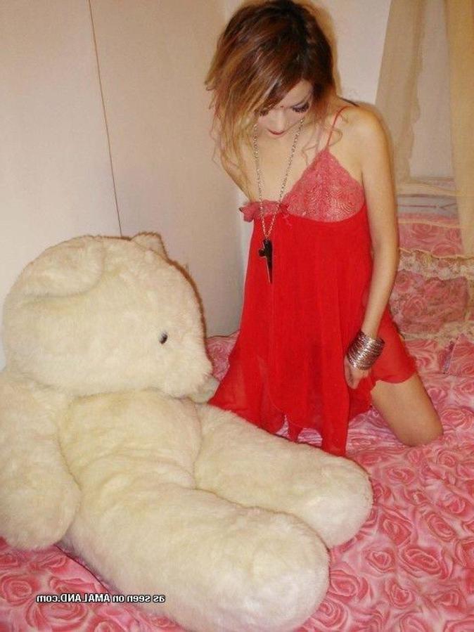 10P Gallery of a skinny Chinese bitch in slutty poses