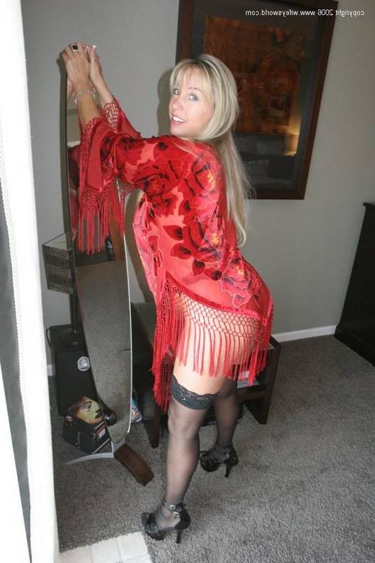 14P Wifey in red posing and exposing
