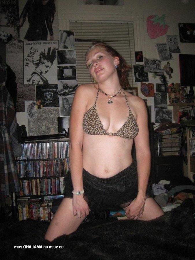 9P Gallery of an amateur punk girlfriend posing sexy on cam