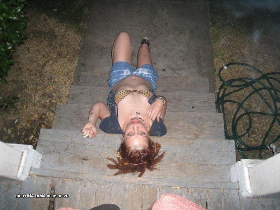 9P Gallery of an amateur punk girlfriend posing sexy on cam