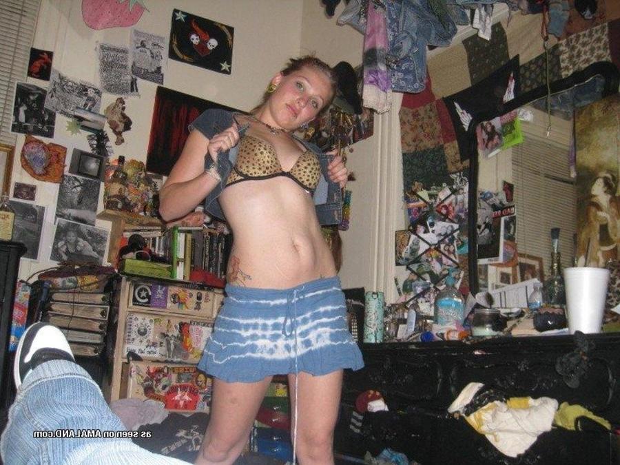 9P Gallery of an amateur punk girlfriend posing sexy on cam