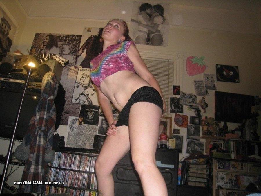 9P Gallery of an amateur punk girlfriend posing sexy on cam