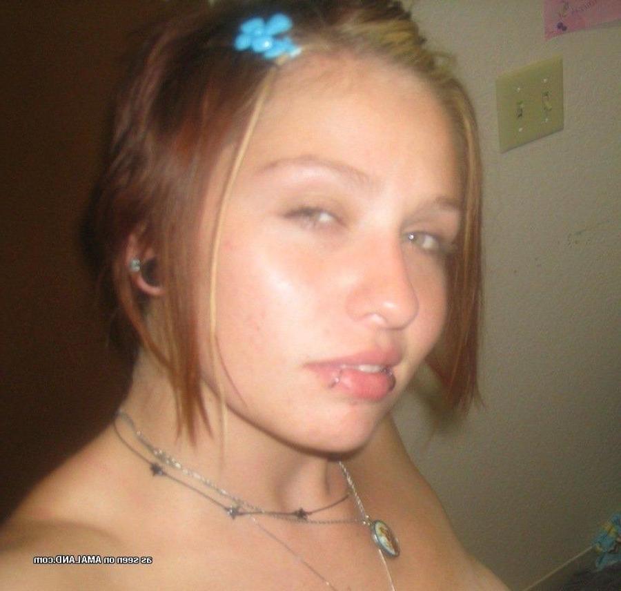 9P Gallery of an amateur punk girlfriend posing sexy on cam