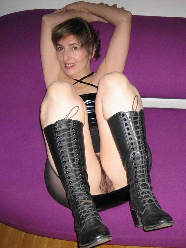 19P slutty mature showing her hairy pussy