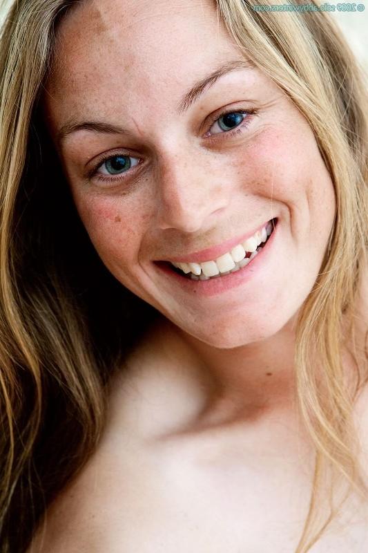 15P Lisa shows her hairy muff