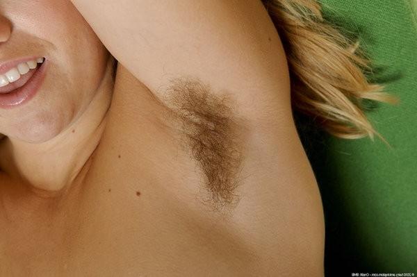 15P Yanna exposes her juicy hairy parts
