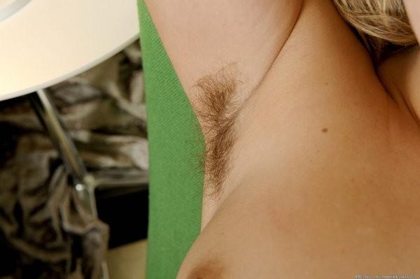 15P Yanna exposes her juicy hairy parts