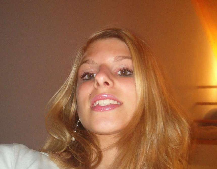10P Pictures of a hot babe exposing her large juggs