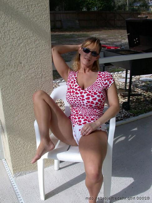 14P Tabatha showing her monster tits outdoors