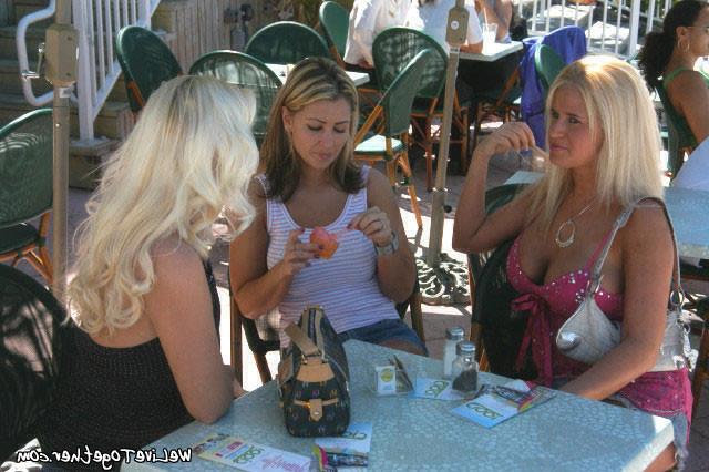 15P Slammin lesbian babes muff diving in these steamy pix