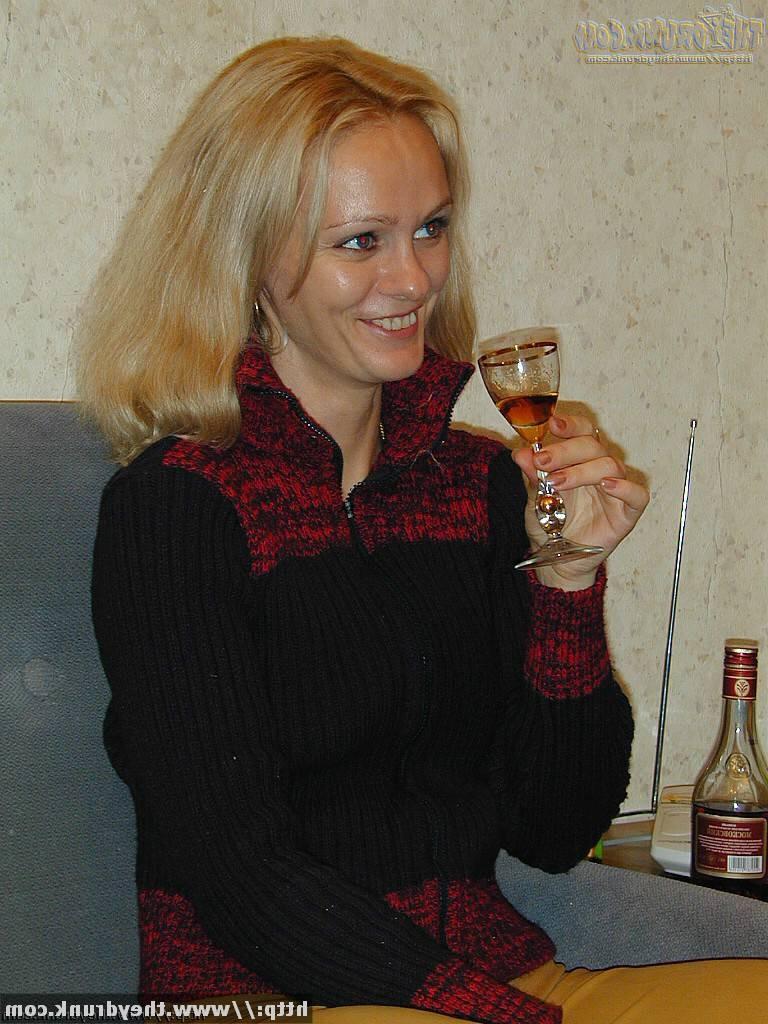 16P Decent lady gets deaddrunk and turns into wild horny bitch