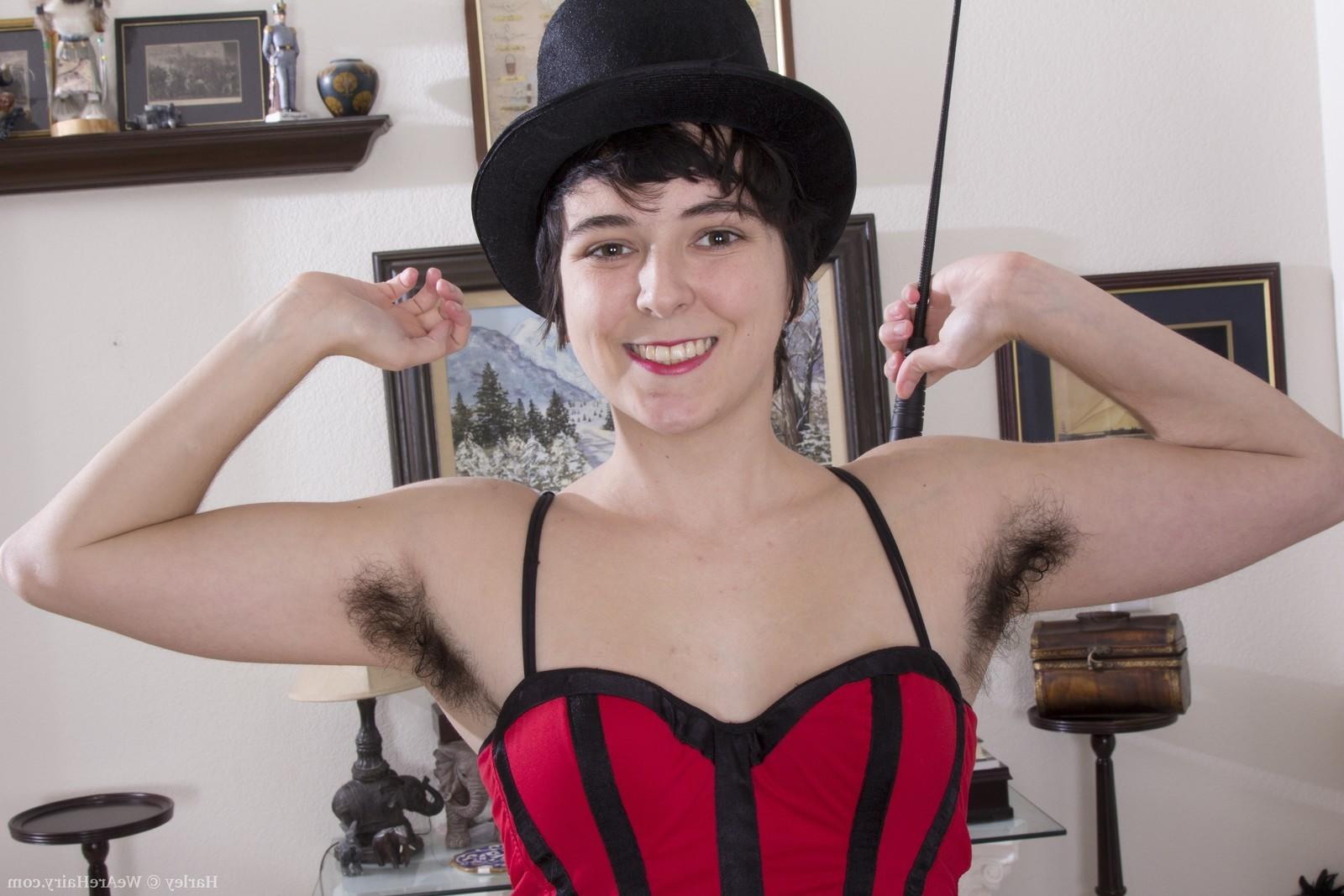 16P Harley has her crop and isnt afraid to play