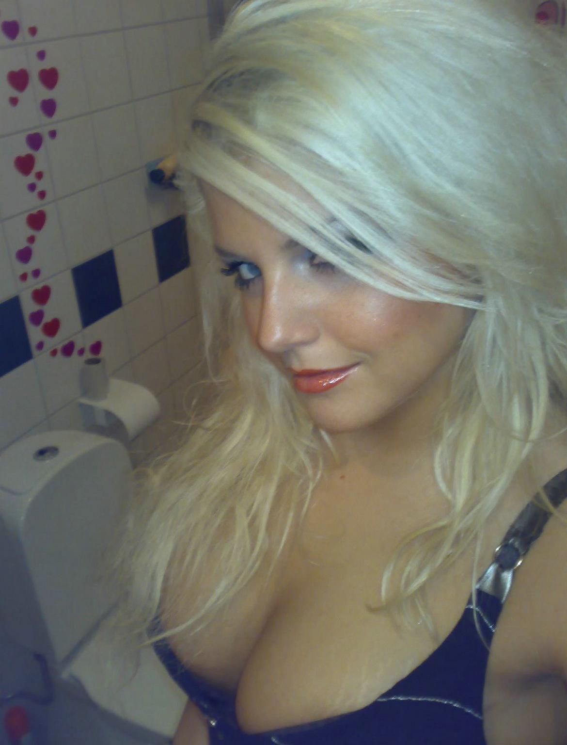 15P Juicy hottie showing her boobs
