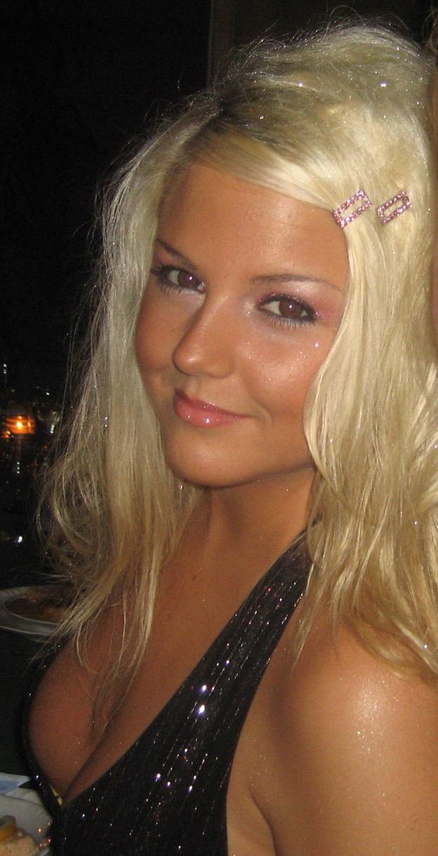 15P Juicy hottie showing her boobs