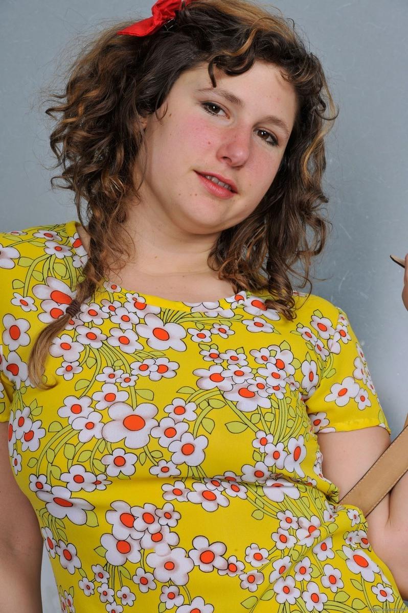 15P Thick chubby amateur Felicia spreading her unshaven hairy pussy