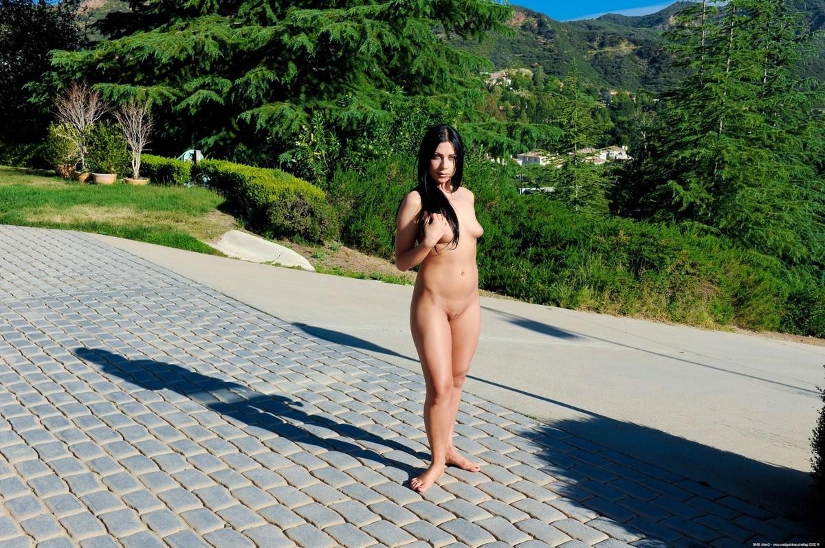 15P Joey Ambrosiano showing her juicy ass outside