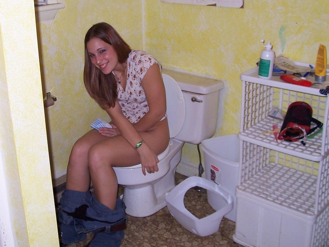 15P Hot pics of hot babes sitting on the toilet