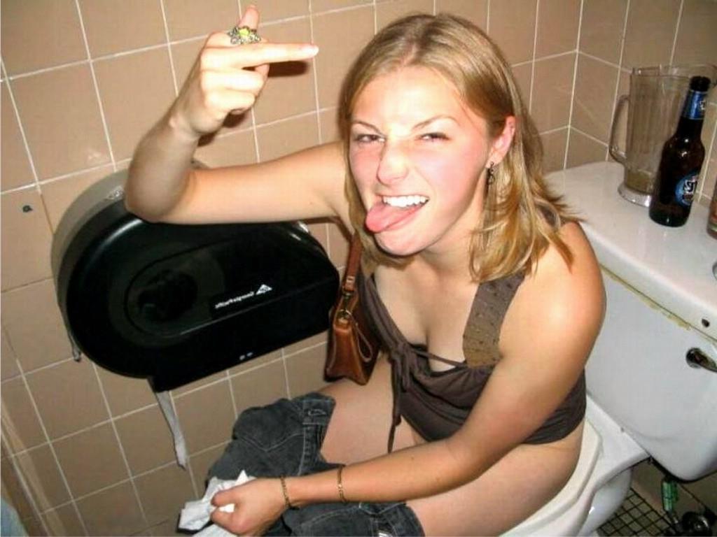 15P Hot pics of hot babes sitting on the toilet