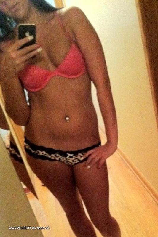 16P Collection of a sexy girlfriend's leaked topless shots