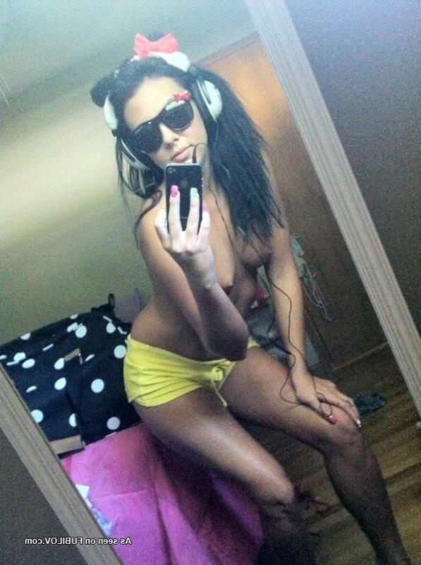 16P Collection of a sexy girlfriend's leaked topless shots