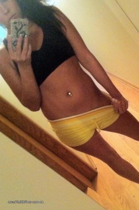 16P Collection of a sexy girlfriend's leaked topless shots