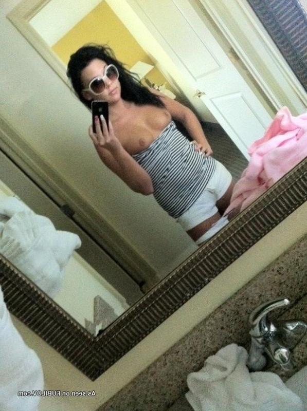 16P Collection of a sexy girlfriend's leaked topless shots