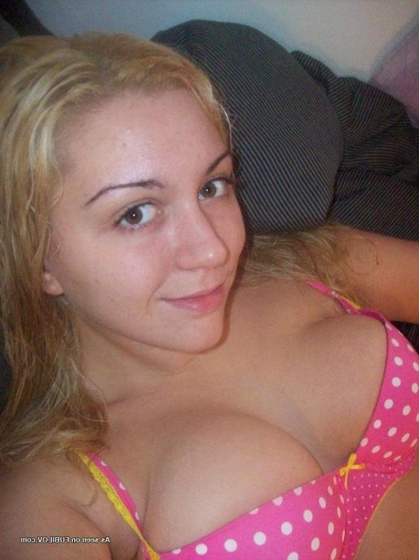 14P Busty blonde bitch playing with her hot pussy on cam