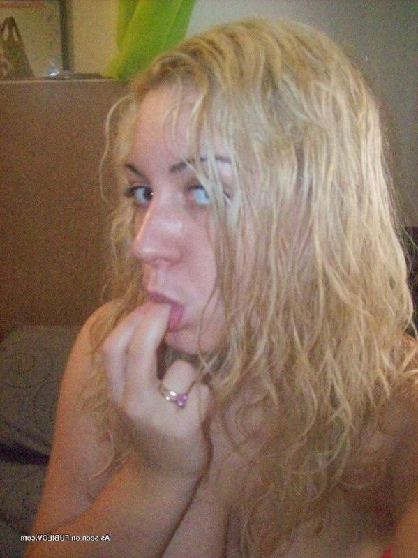 14P Busty blonde bitch playing with her hot pussy on cam