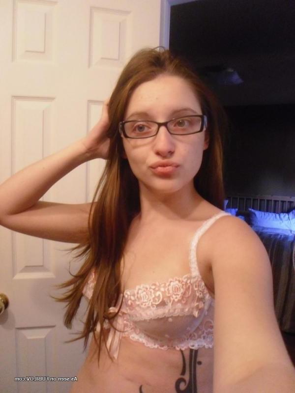 14P Sexy amateur hottie goes topless while camwhoring