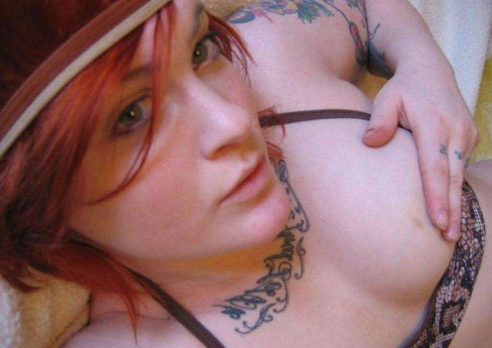 16P Sexy punk babe's naked selfpics