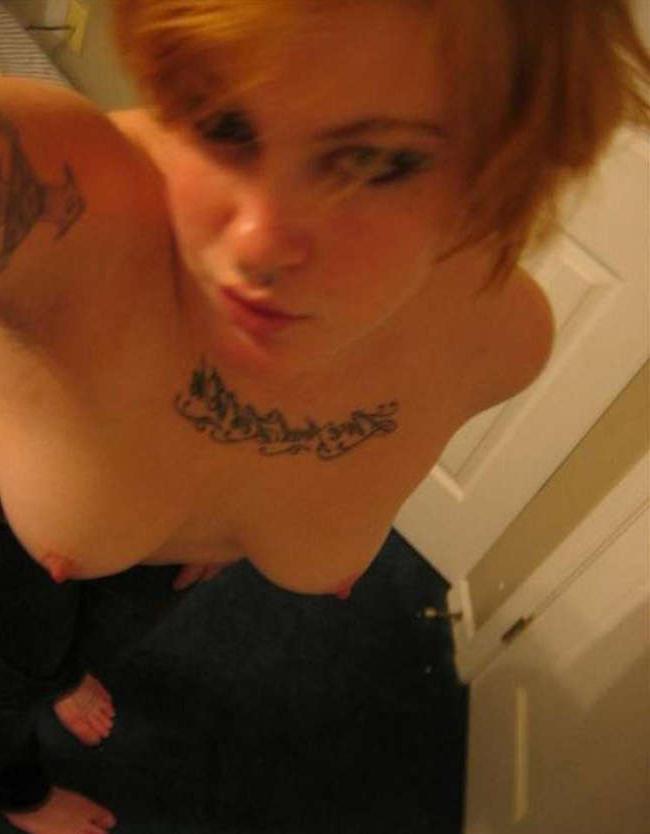 16P Sexy punk babe's naked selfpics