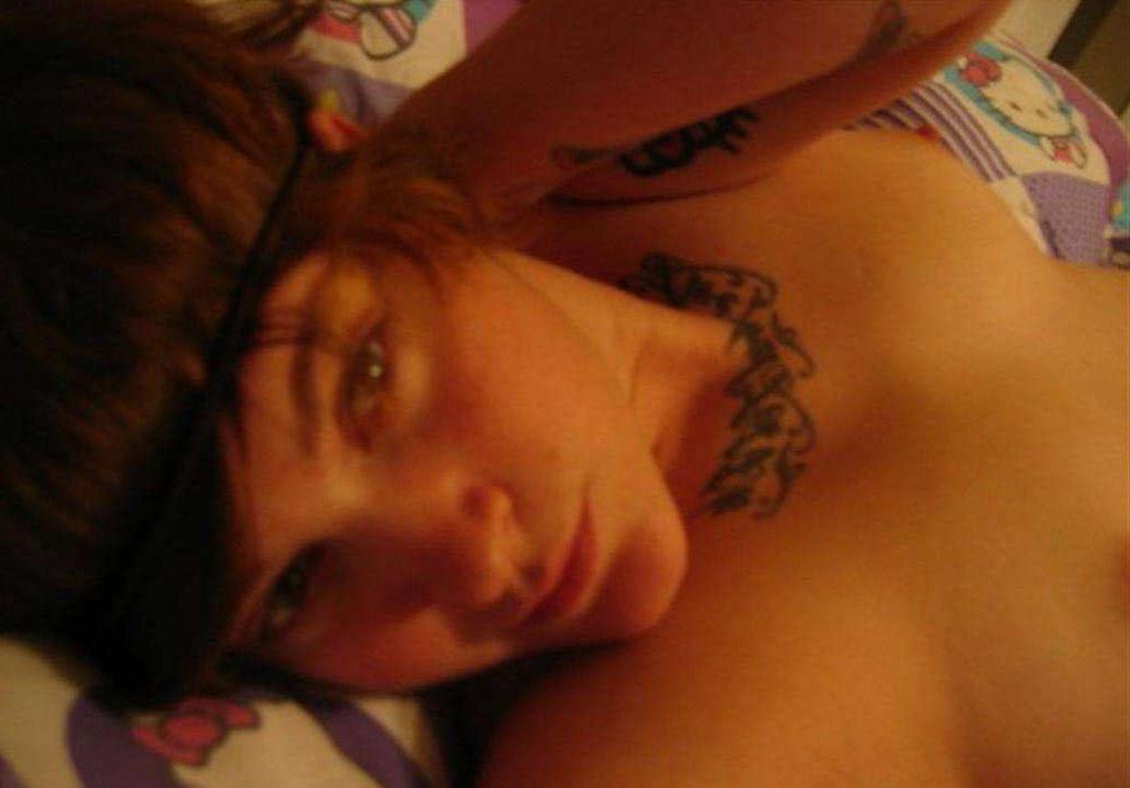16P Sexy punk babe's naked selfpics