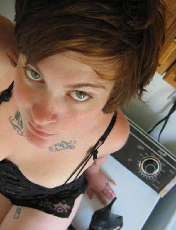 16P Sexy punk babe's naked selfpics