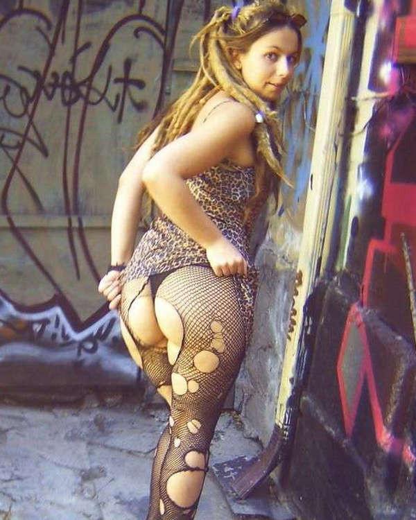 14P Gorgeous punk rocker girl