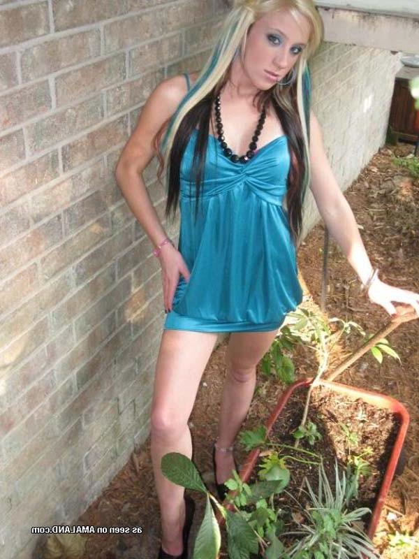 15P Punk babe's playful photo shoot