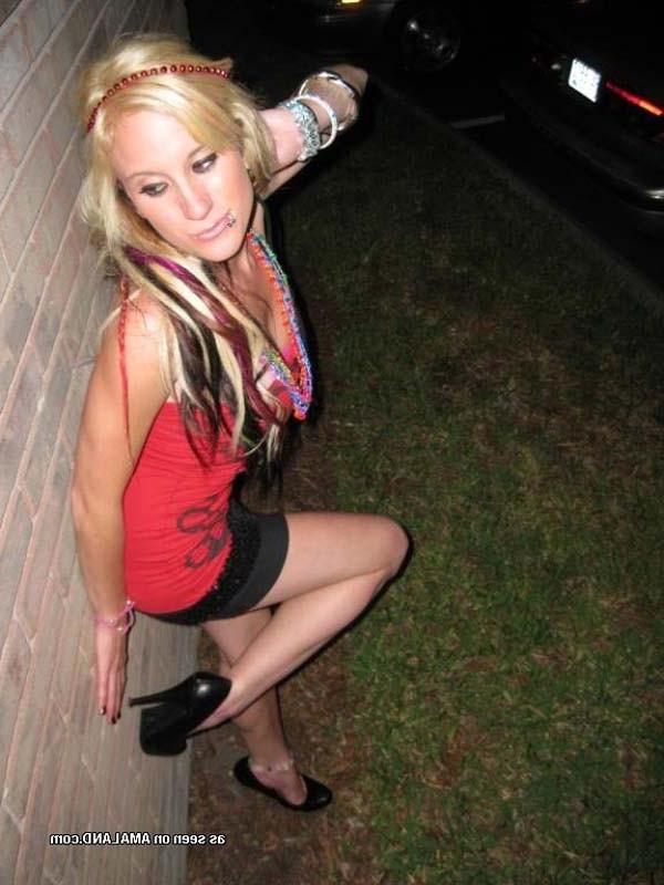 15P Punk babe's playful photo shoot