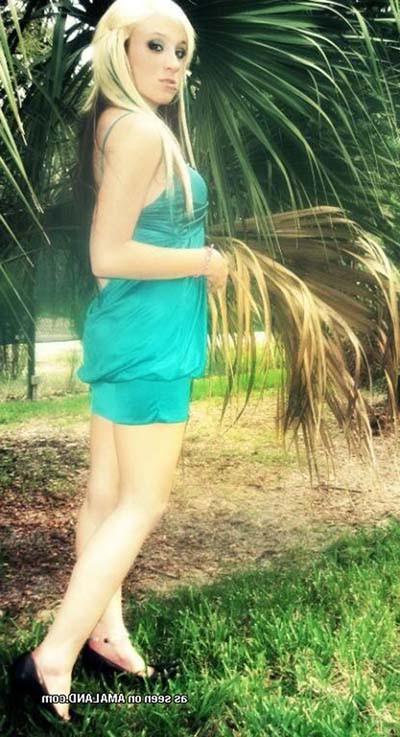 15P Punk babe's playful photo shoot