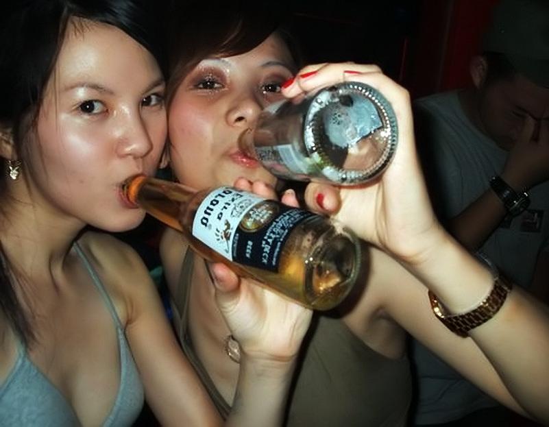 12P Lovely chinese chicks sucks a dick