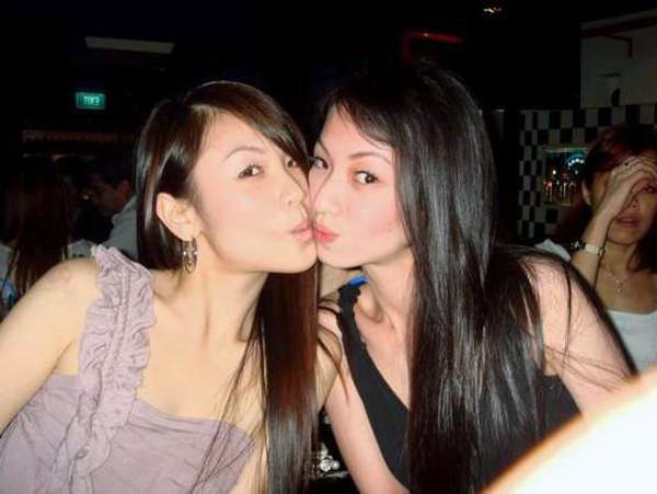 12P Lovely chinese chicks sucks a dick