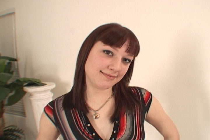 15P Amateur honey Violet takes a load in her tongue!