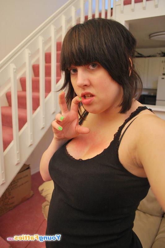 16P Sexy young fatty with nice tits and smoothie stripping
