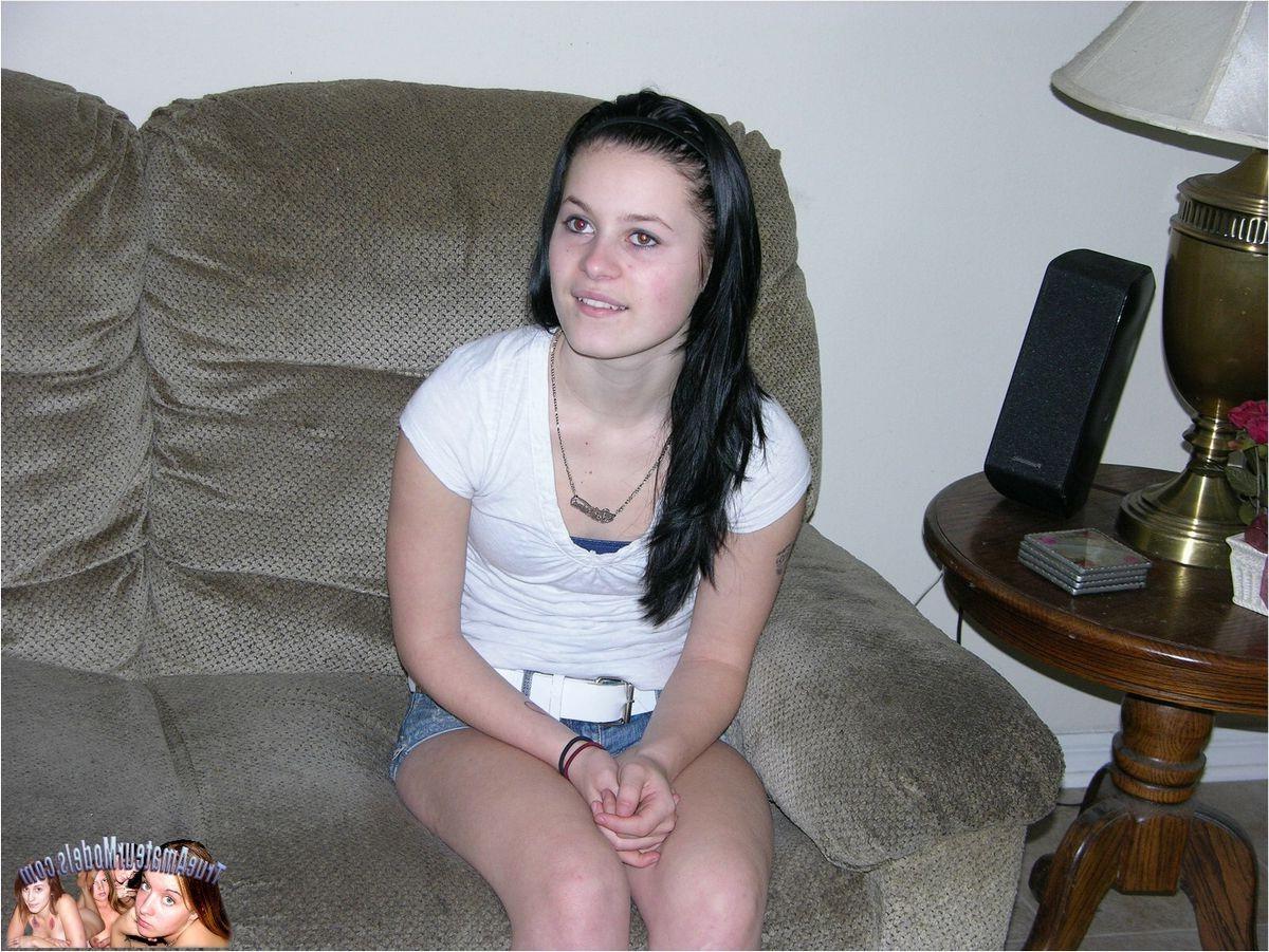 18P Amateur Kami spreading her legs and showing juicy figure