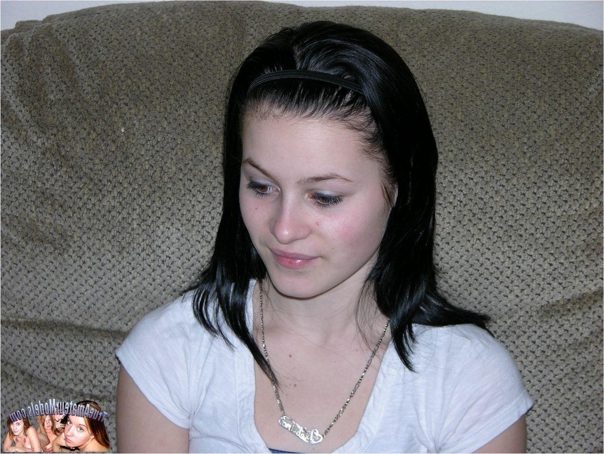 18P Amateur Kami spreading her legs and showing juicy figure