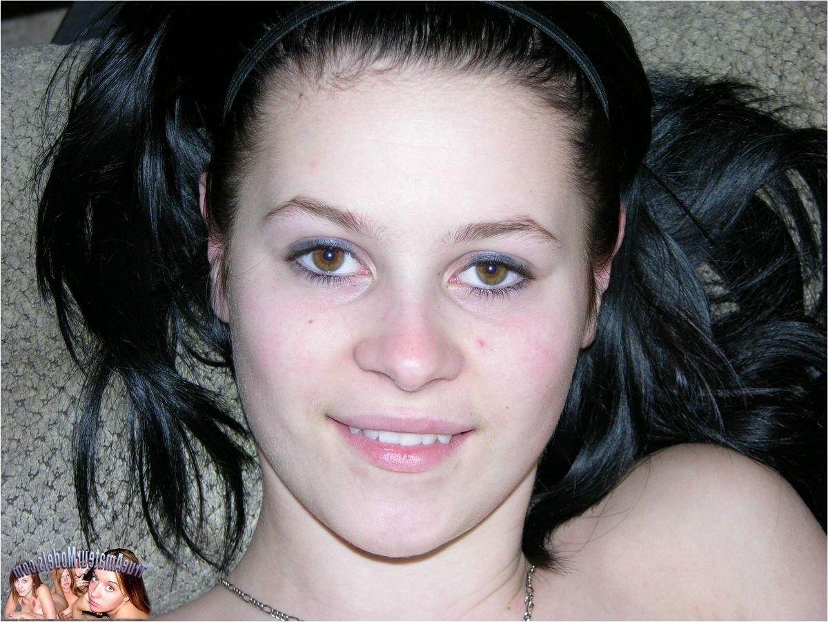 18P Amateur Kami spreading her legs and showing juicy figure