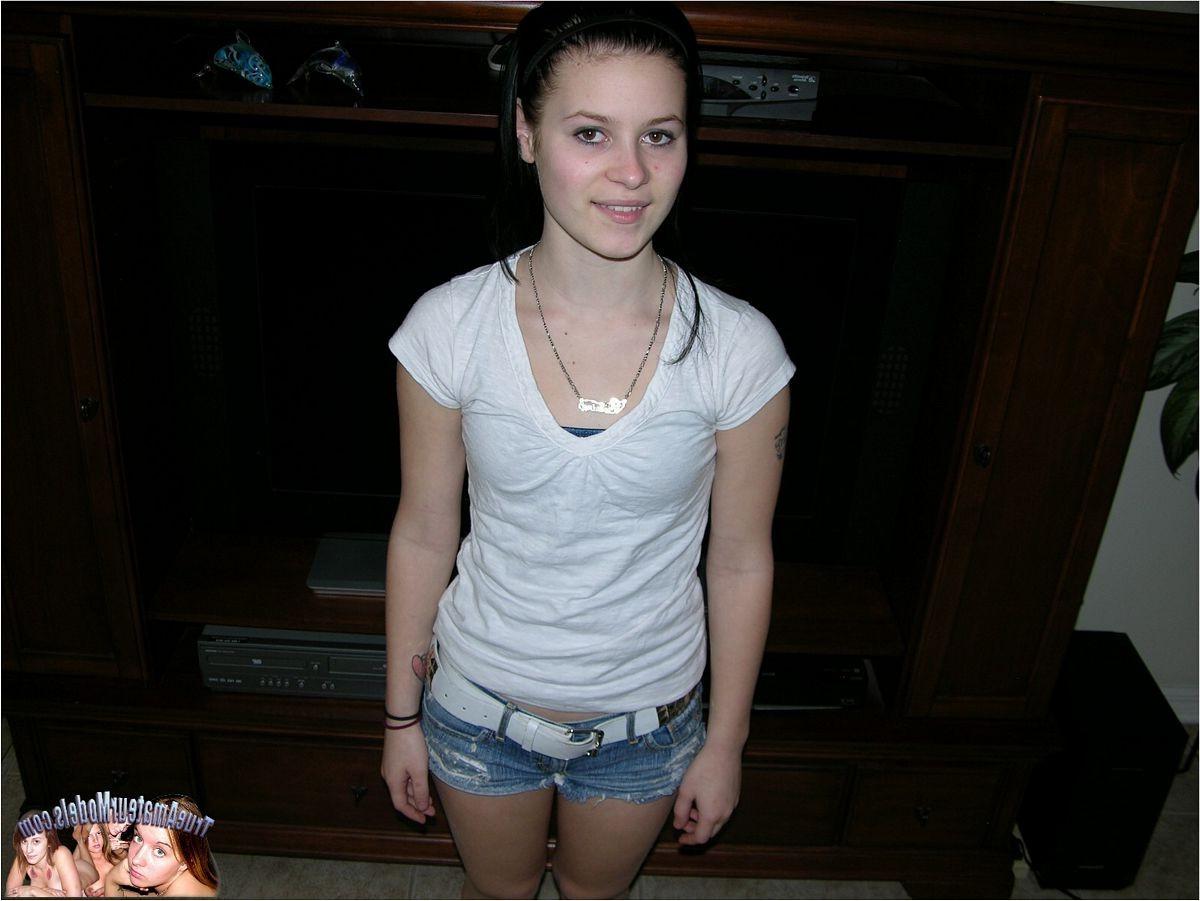 18P Amateur Kami spreading her legs and showing juicy figure