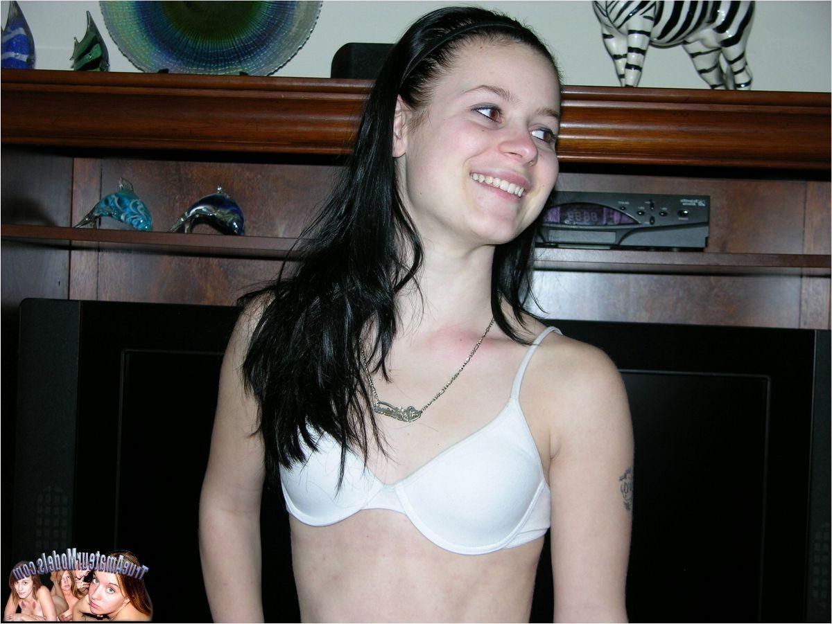 18P Amateur Kami spreading her legs and showing juicy figure
