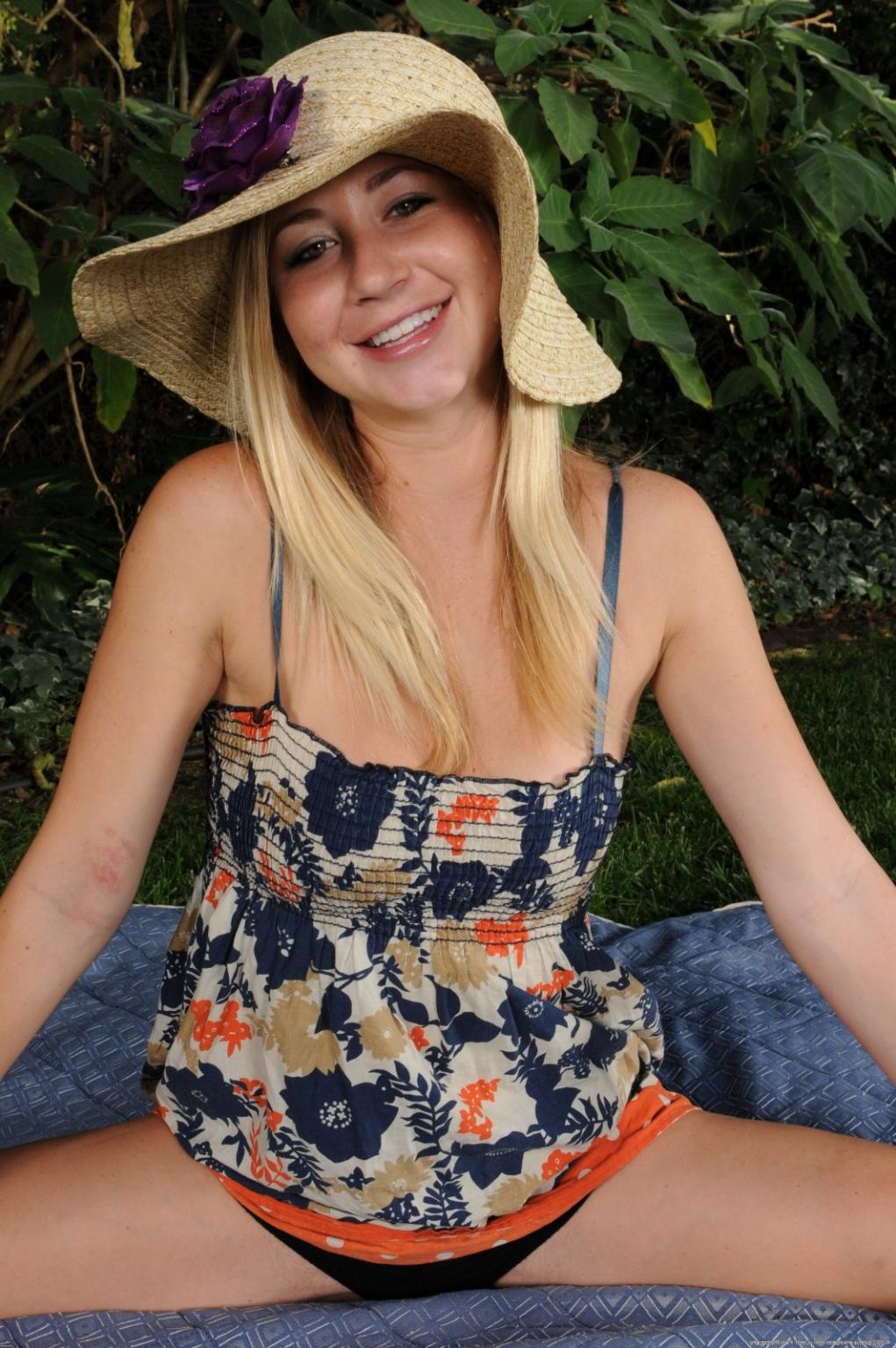 15P Amateur girl next door teen Casi James spread