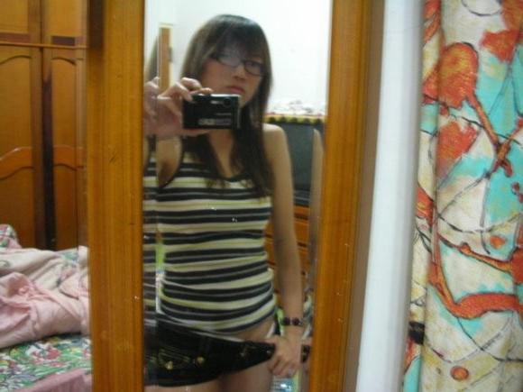 15P Chinese chick with glasses posing for selfpics